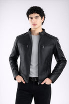 Chaqueta  para hombre modelo Fusión en color negro, confeccionada en cuerotex. Diseño premium disponible con Pago Contra Entrega, ADDI y Sistecrédito en lsjsas.com.