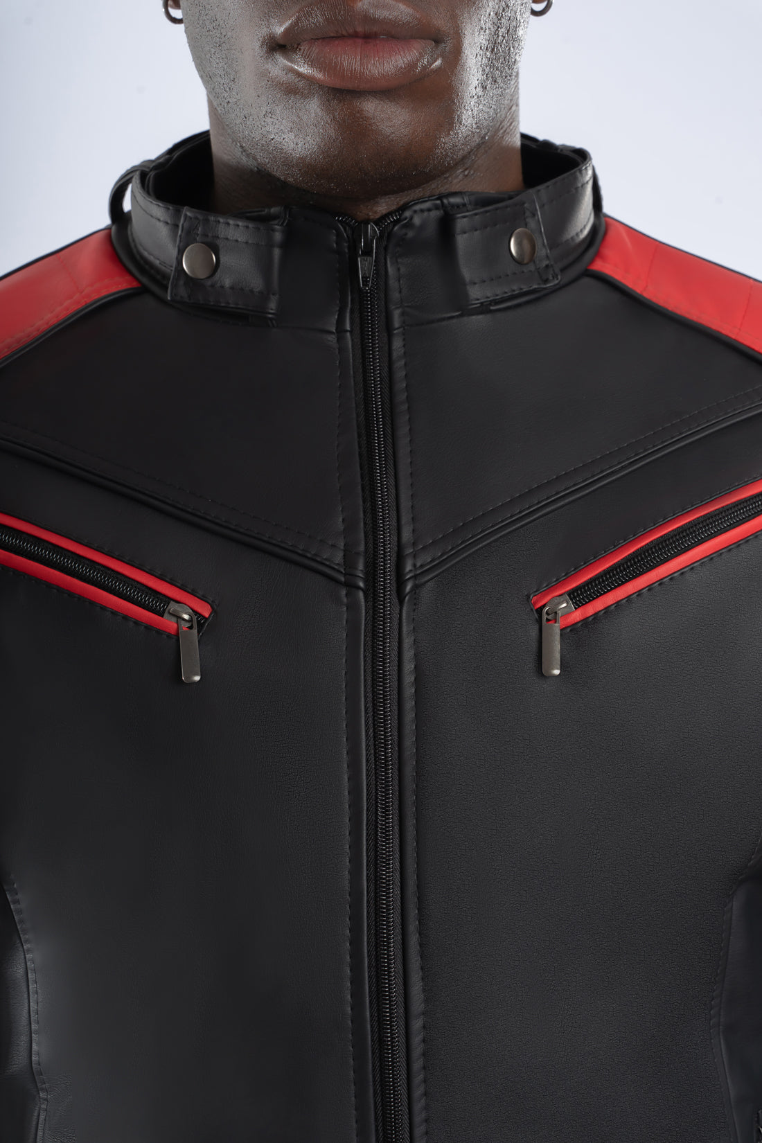 Chaqueta  para hombre modelo Fusión en color negro rojo, confeccionada en cuerotex. Vista cuello. Diseño premium disponible con Pago Contra Entrega, ADDI y Sistecrédito en lsjsas.com.