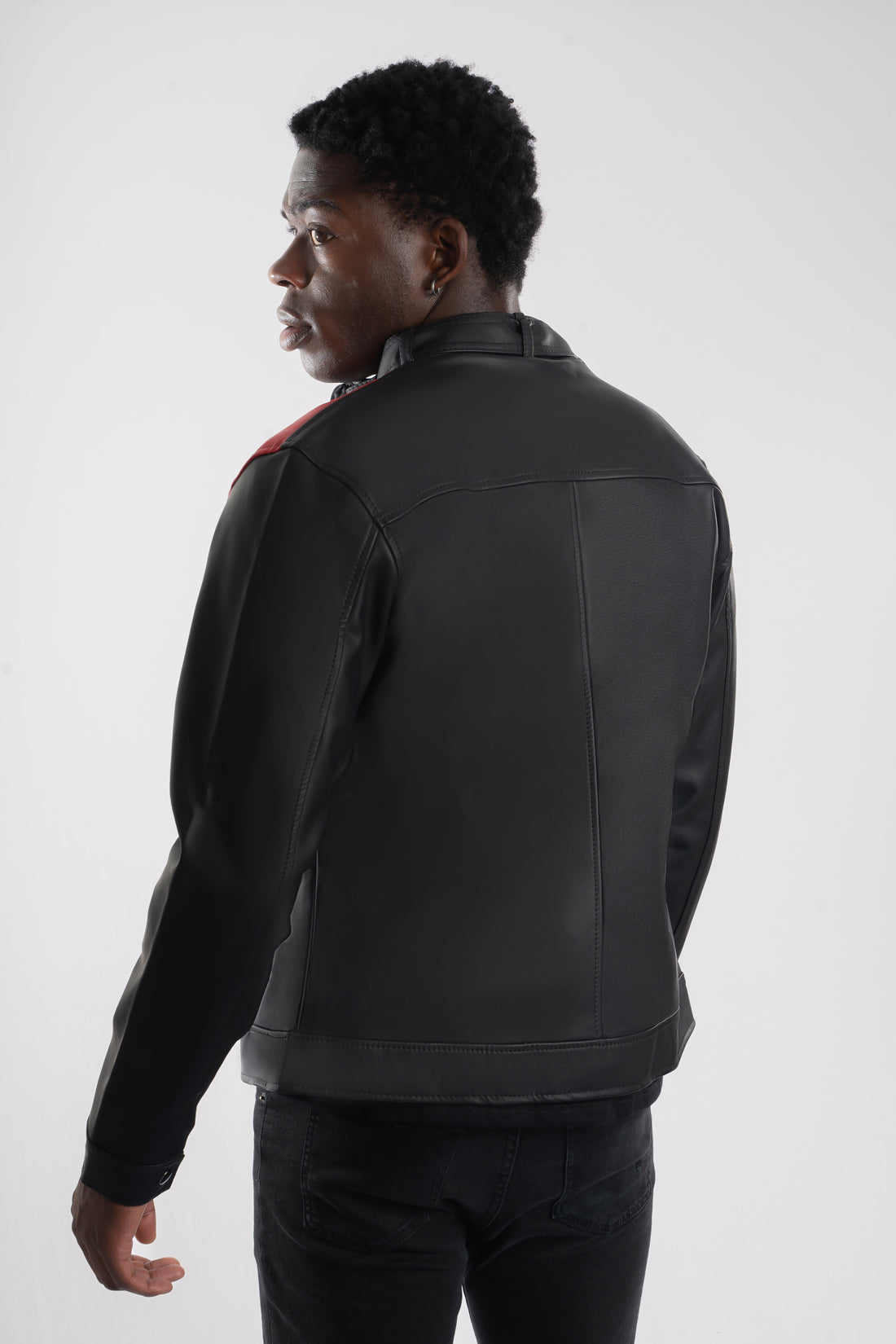 Chaqueta  para hombre modelo Fusión en color negro, rojo confeccionada en cuerotex. vista espalda. Diseño premium disponible con Pago Contra Entrega, ADDI y Sistecrédito en lsjsas.com.