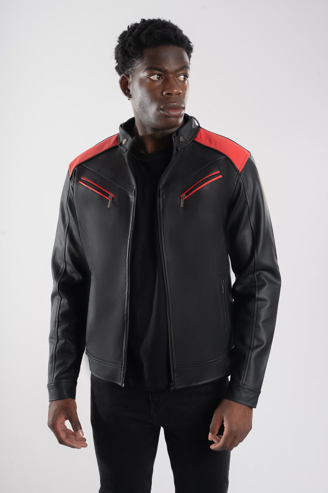 Chaqueta  para hombre modelo Fusión en color negro rojo, confeccionada en cuerotex. Diseño premium disponible con Pago Contra Entrega, ADDI y Sistecrédito en lsjsas.com.