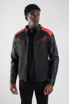 Chaqueta  para hombre modelo Fusión en color negro rojo, confeccionada en cuerotex. Diseño premium disponible con Pago Contra Entrega, ADDI y Sistecrédito en lsjsas.com.