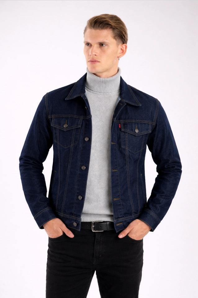 Vista frontalde la chaqueta de jean azul industrial para hombre, mostrando el corte clásico.