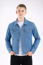 Vista trasera de la chaqueta de jean azul medio para hombre, mostrando el corte clásico.