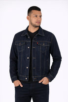 Vista trasera de la chaqueta de jean azul petroleo para hombre, mostrando el corte clásico.