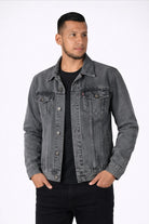Vista frontal de la chaqueta de jean gris para hombre, mostrando el corte clásico.