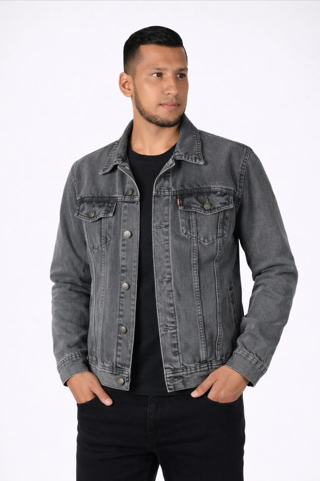 Vista frontal de la chaqueta de jean gris para hombre, mostrando el corte clásico.