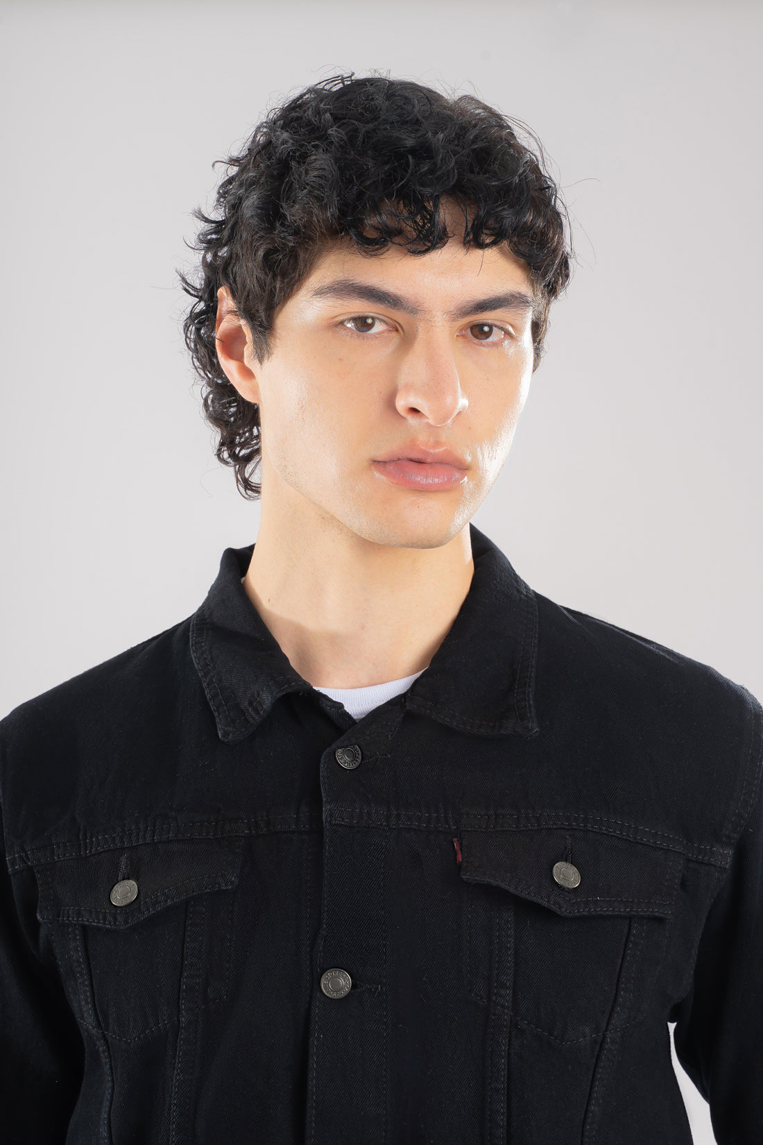 Vista frontal de la chaqueta de jean azul industrial para hombre, mostrando el corte clásico y cuello.