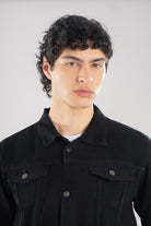 Vista frontal de la chaqueta de jean azul industrial para hombre, mostrando el corte clásico y cuello.