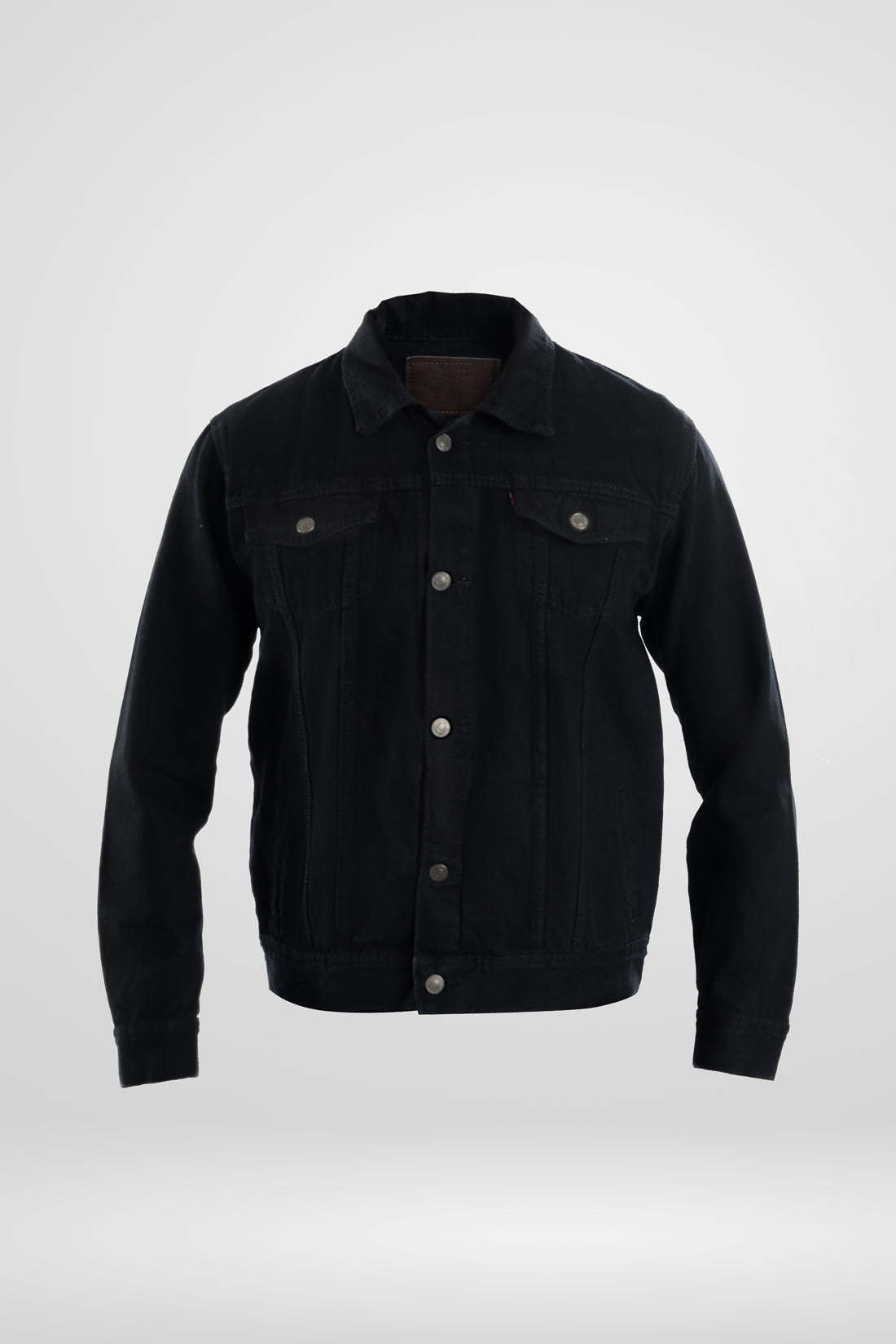 Chaqueta de jean clásica para hombre en color negro sólido, vista frontal con botones metálicos.