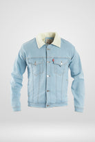 Chaqueta de jean para hombre color azul hielo, con un look deslavado y forro de ovejero blanco en el cuello, vista frontal.
