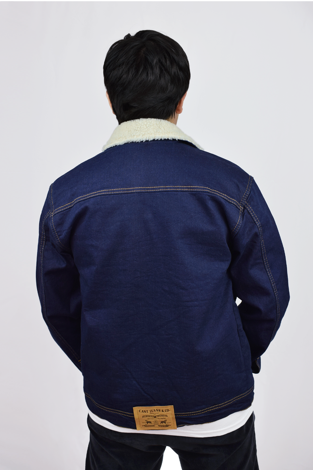 Vista trasera de la chaqueta de jean azul Industrial para hombre, mostrando el corte clásico y el tono deslavado del denim.