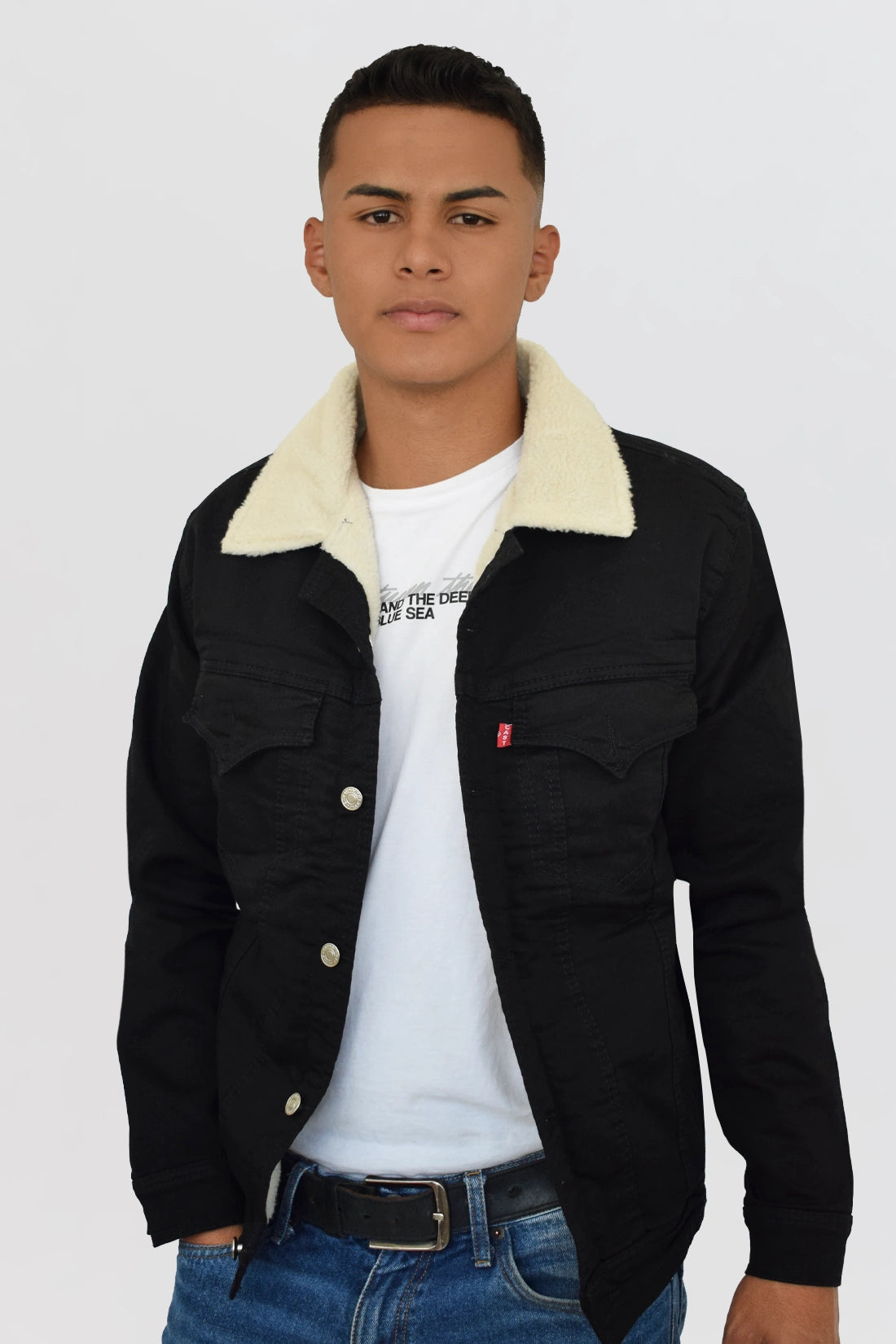Chaqueta de jean negra para hombre, con forro y cuello de ovejero blanco en contraste, vista frontal completa.