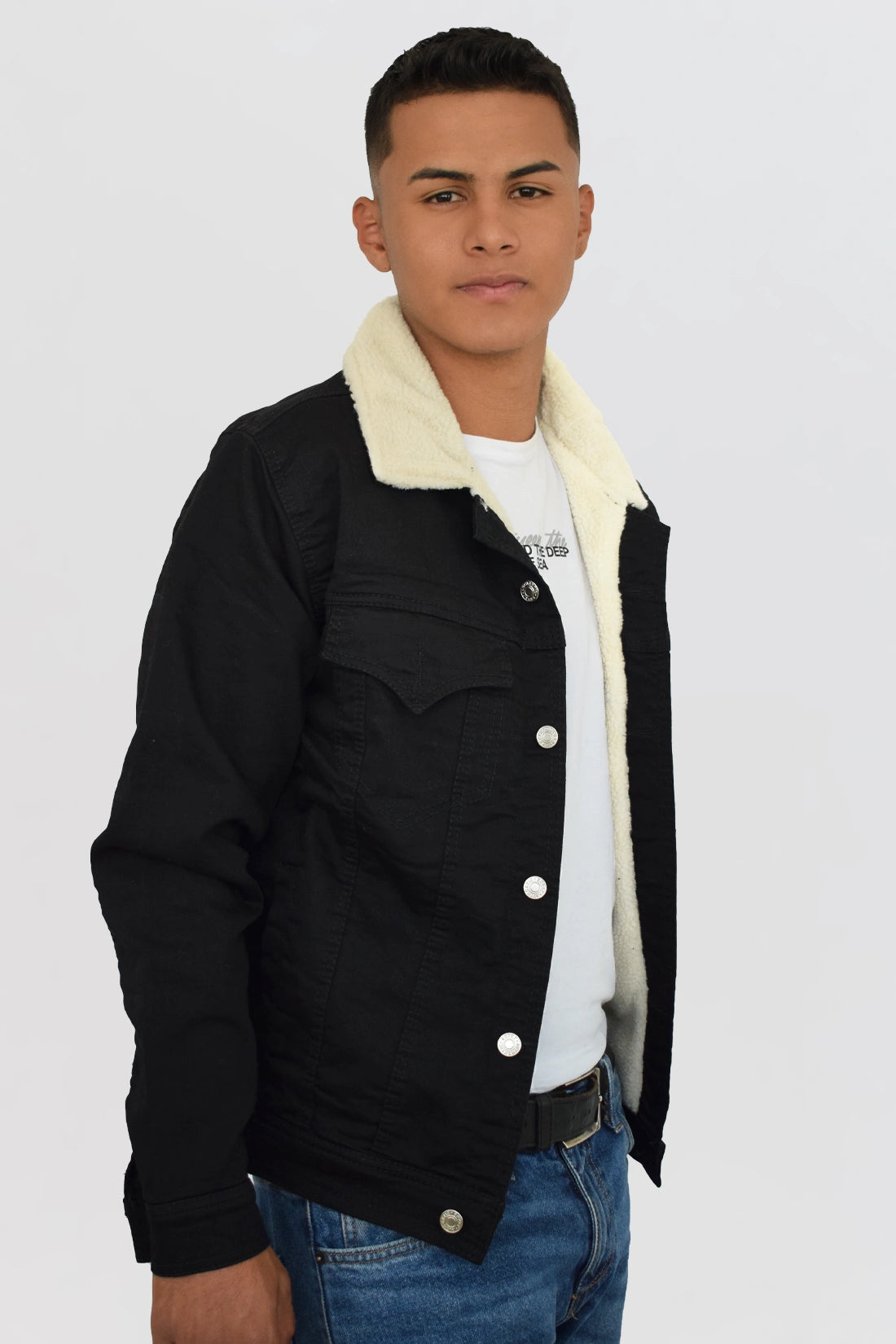 Chaqueta de jean negra para hombre, con forro y cuello de ovejero blanco en contraste, vista lateral completa.