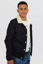 Chaqueta de jean negra para hombre, con forro y cuello de ovejero blanco en contraste, vista lateral completa.