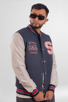 Chaqueta Bomber beisbolera para hombre vista lateral en color azul con logos bordados  y material Cuerotex resistente. Disponible con Pago Contra Entrega, crédito ADDI y Sistecrédito en lsjsas.com