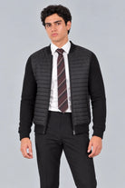 Chaqueta Málaga negra para hombre con frente acolchado y mangas en tejido de punto, vista frontal