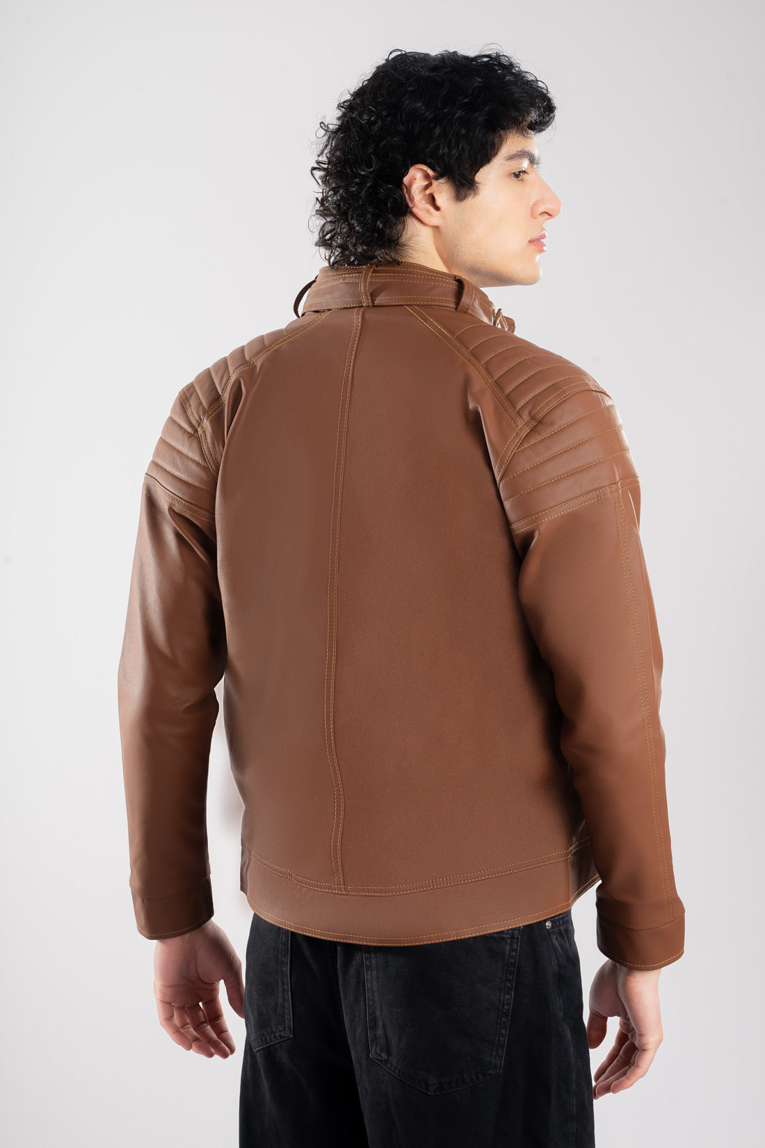 Vista trasera de la chaqueta de Cuerotex cafe claro modelo AD22, mostrando el corte limpio, elegante y moderno.