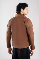 Vista trasera de la chaqueta de Cuerotex cafe claro modelo AD22, mostrando el corte limpio, elegante y moderno.