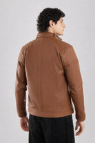Vista trasera de la chaqueta de Cuerotex cafe claro modelo AD22, mostrando el corte limpio, elegante y moderno.
