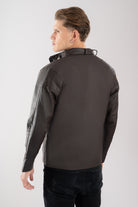 Vista trasera de la chaqueta de Cuerotex en color café oscuro, mostrando su silueta limpia y moderna.