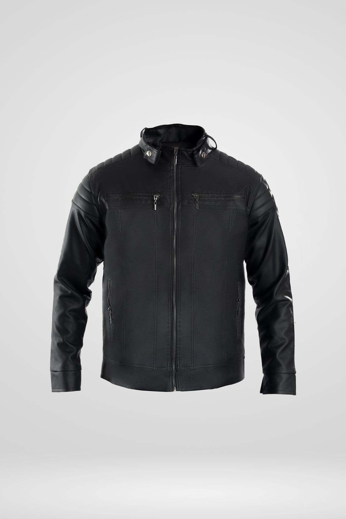 Chaqueta de Cuerotex negra para hombre, con un diseño minimalista y de corte moderno, modelo AD22, vista frontal.