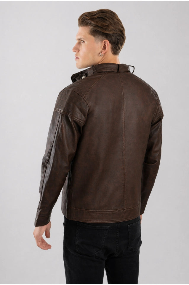 Hombre usando Chaqueta de Cuerotex a color Marrón en vista de espald, con un diseño minimalista y de corte moderno y, modelo AD22, vista frontal.
