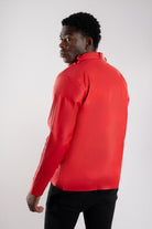 Vista trasera de la chaqueta de Cuerotex roja modelo AD22, mostrando el corte limpio, elegante y moderno.