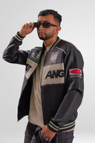 Posicion frontal, casual y textura premium del cuerotex negra en la chaqueta Mutang.