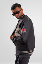 Posicion lateraly textura premium del cuerotex negra en la chaqueta Mutang.