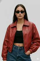 Mujer usando chaqueta oversize vinotinto de cuerotex, corte moderno y cómodo para dama en lsjsas.com.