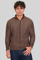 Hombre usando la chaqueta Tundra color café, confeccionada en fibra Miratex para alta durabilidad diaria.