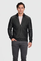Chaqueta negra para hombre modelo Tundra en fibra Miratex, diseño resistente y práctico con cremallera.