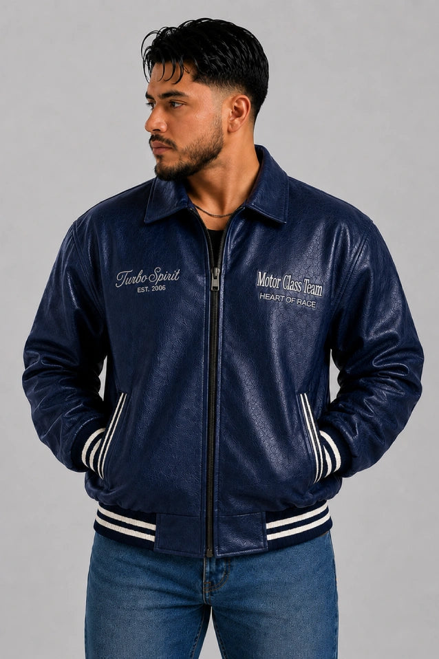 Vista frontal cerrada de la chaqueta Turbo azul para hombre en cuero sintético, estilo bomber con puños y cuello en rib.