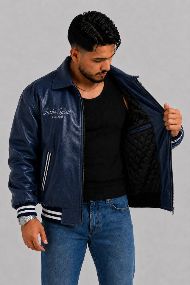 Vista interior de la chaqueta Turbo azul para hombre en cuero sintético, estilo bomber con puños y cuello en rib.