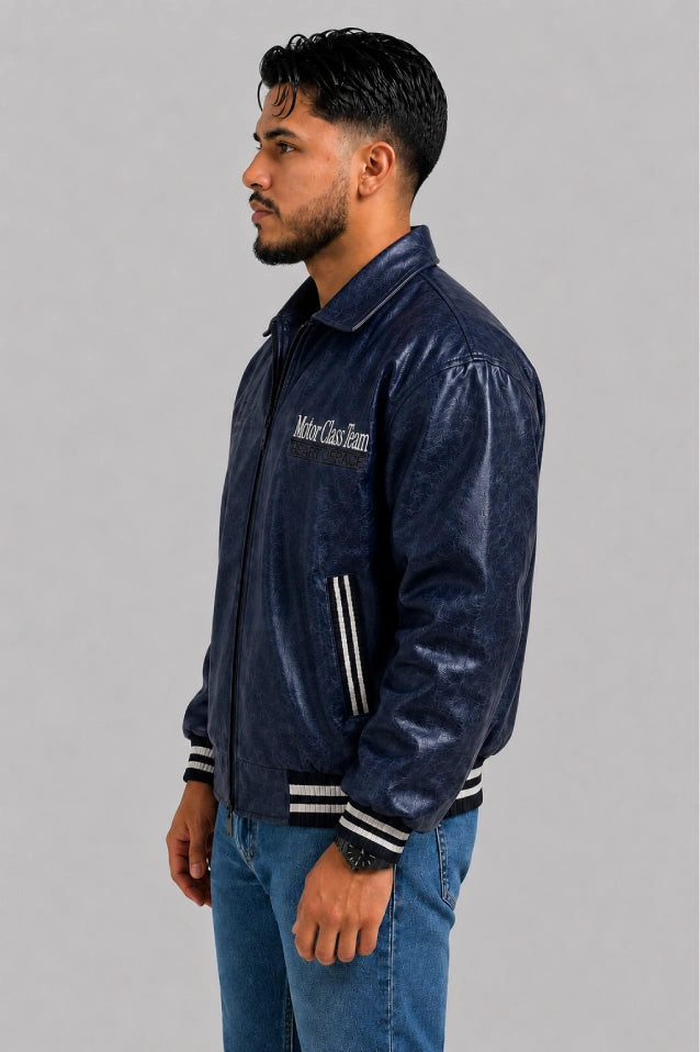 Vista lateral de la chaqueta Turbo azul para hombre en cuero sintético, estilo bomber con puños y cuello en rib.