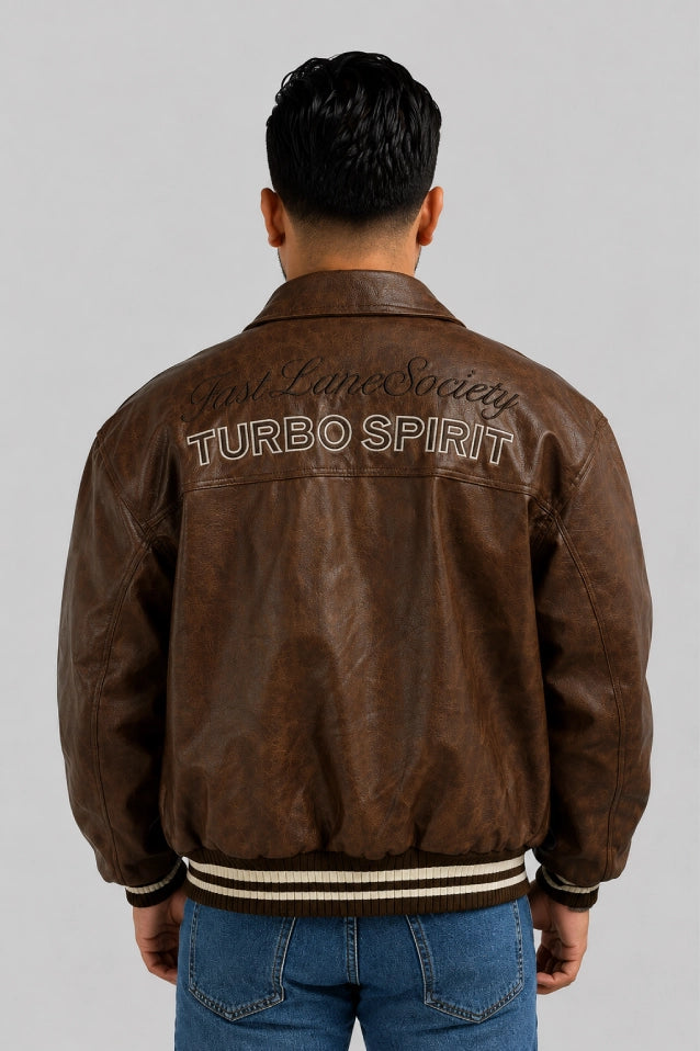 Espalda de la chaqueta beisbolera oversize café con bordado en relieve y resorte rayado en el ruedo