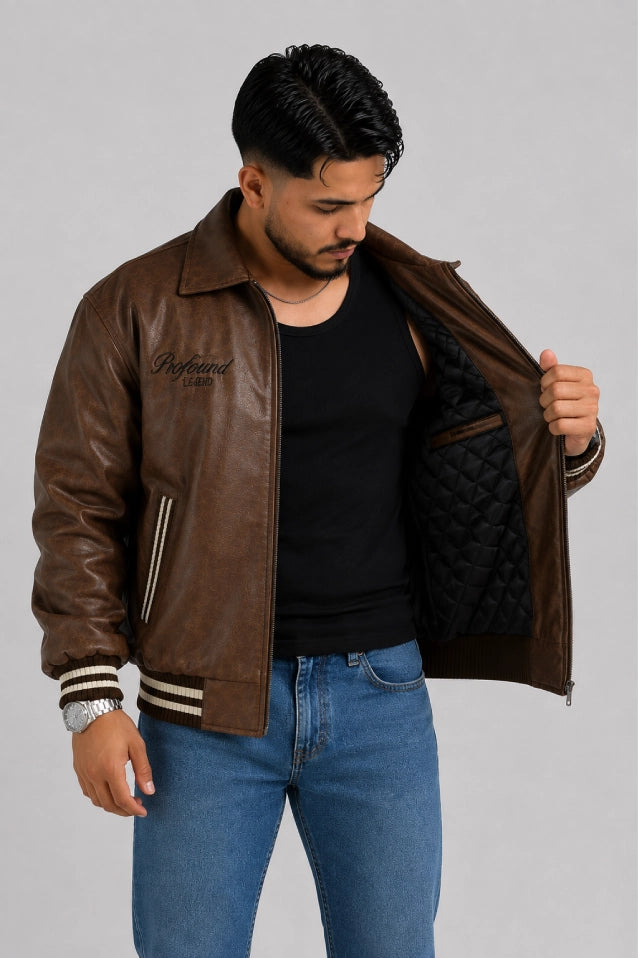 Chaqueta beisbolera café abierta mostrando el forro interior acolchado en rombos color negro