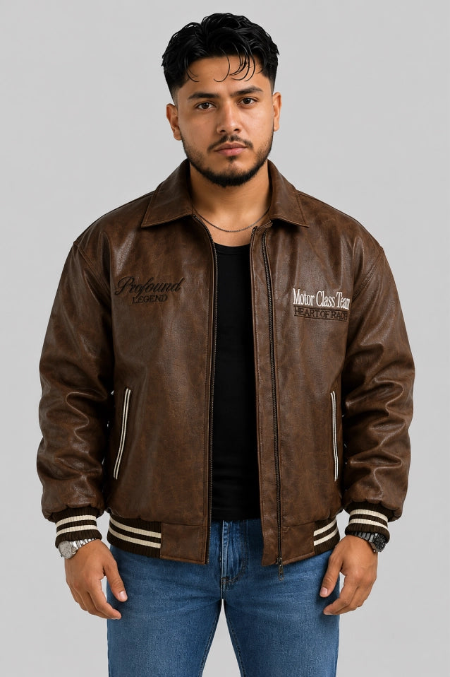 Chaqueta beisbolera oversize para hombre en cuero sintético café, vista frontal con cuello camisero y cierre completo
