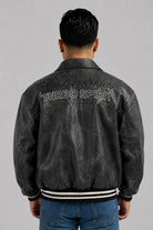 Espalda de la chaqueta beisbolera oversize gris oscuro con bordado en relieve y acabado envejecido