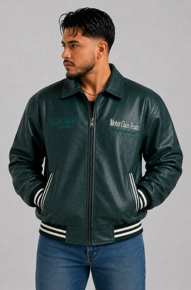 Chaqueta beisbolera oversize verde cerrada, con resorte negro de rayas blancas en puños y ruedo