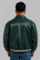 Espalda de la chaqueta beisbolera oversize verde con bordado en relieve y acabado envejecido