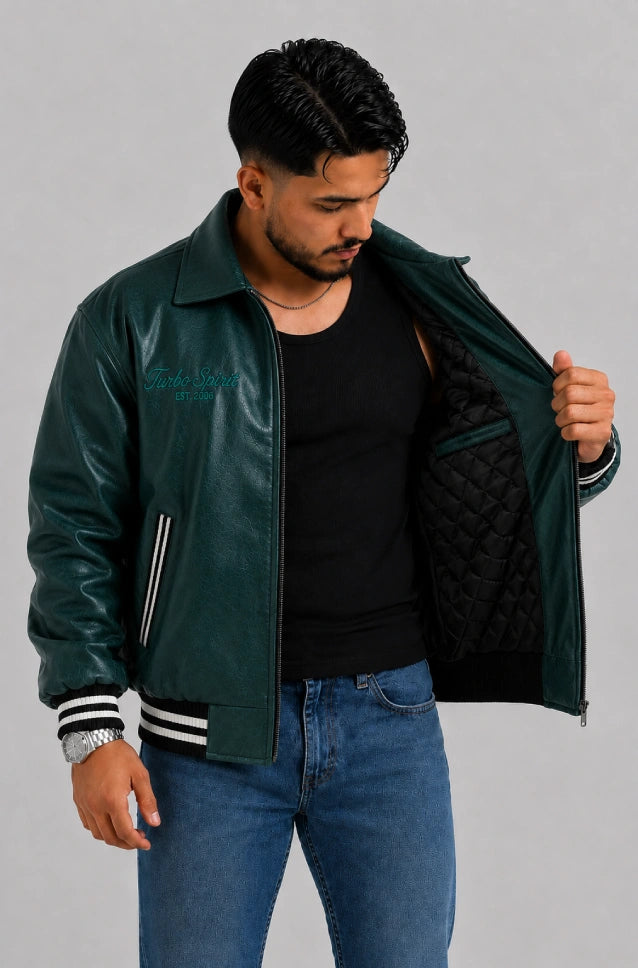 Chaqueta beisbolera verde abierta mostrando el forro interior acolchado en rombos color negro