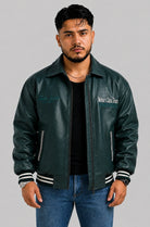 Chaqueta beisbolera oversize para hombre en cuero sintético verde, vista frontal con cuello camisero