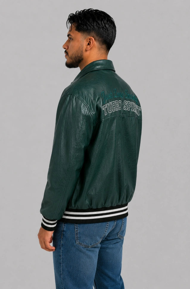 Vista lateral de la chaqueta beisbolera oversize verde en cuero sintético con hombro caído