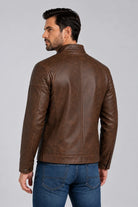 Chaqueta Marrón para hombre, vista de espalda, diseño en cuerotex premium. Envíos nacionales con opción de Pago Contra Entrega y crédito inmediato.