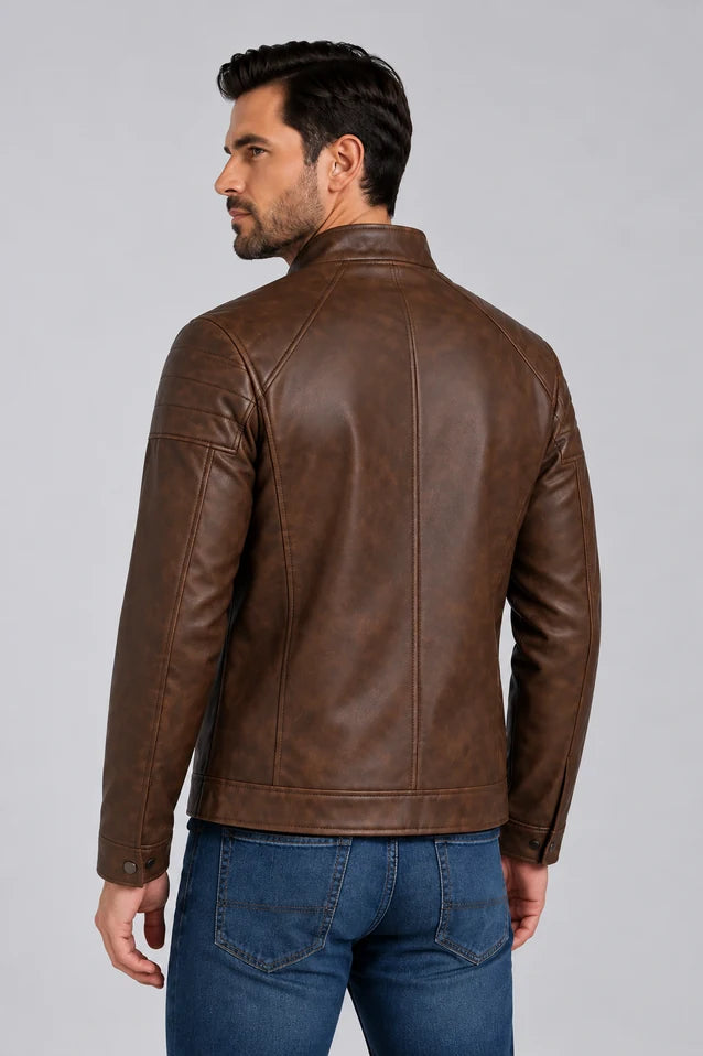Chaqueta Marrón para hombre, vista de espalda, diseño en cuerotex premium. Envíos nacionales con opción de Pago Contra Entrega y crédito inmediato.