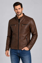 Chaqueta Marrón para hombre, vista de frente, diseño en cuerotex premium. Envíos nacionales con opción de Pago Contra Entrega y crédito inmediato.