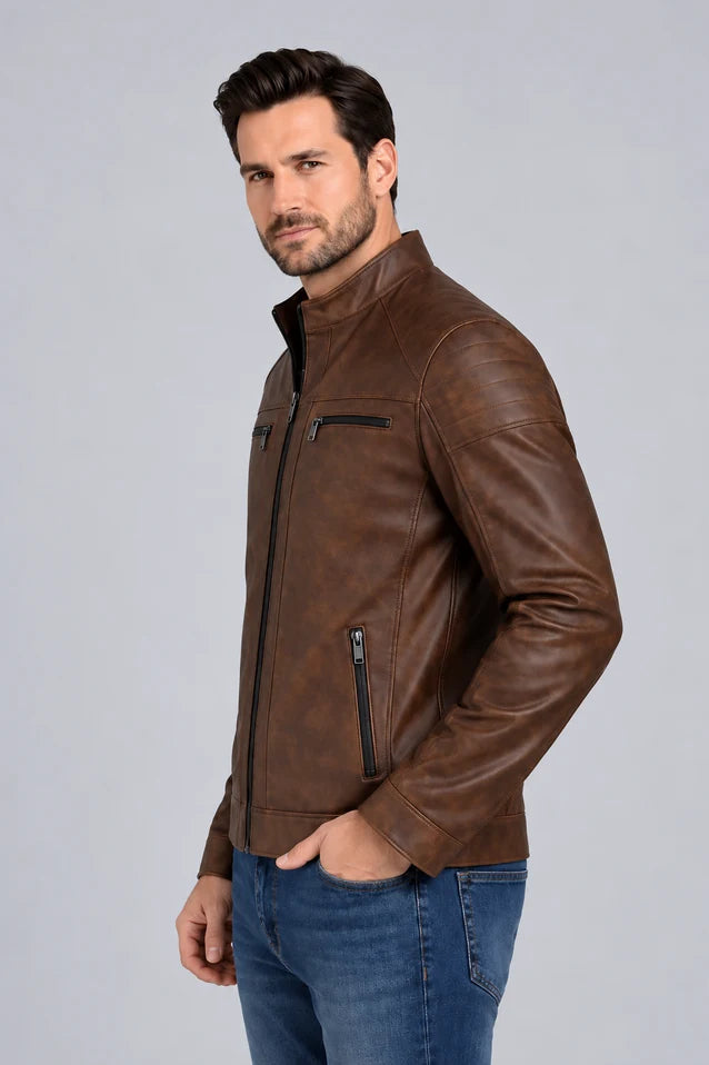Chaqueta Marrón para hombre, vista de lado, diseño en cuerotex premium. Envíos nacionales con opción de Pago Contra Entrega y crédito inmediato.