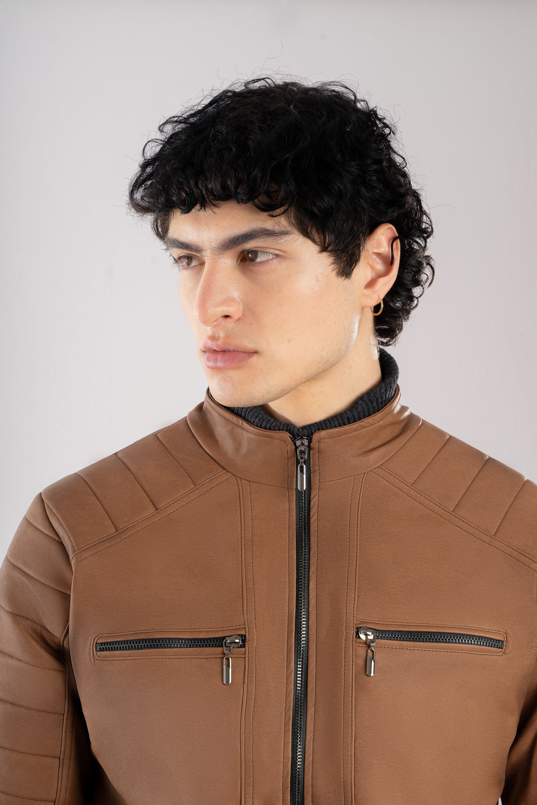 Chaqueta color café claro (tabaco) modelo Audi, resaltando su estructura masculina y acolchado de lujo inspirado en acabados de alta gama vista parte superior. Compra segura en Colombia con pago al recibir en casa vía lsjsas.com.