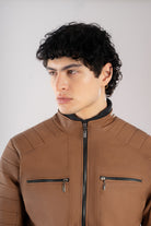 Chaqueta color café claro (tabaco) modelo Audi, resaltando su estructura masculina y acolchado de lujo inspirado en acabados de alta gama vista parte superior. Compra segura en Colombia con pago al recibir en casa vía lsjsas.com.